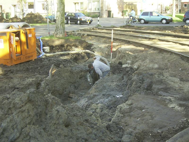 07-10-2004 de grondwerker is het riool aan het leeg pompen ,dan kan de nieuwe rioolbuis er op worden aangesloten.