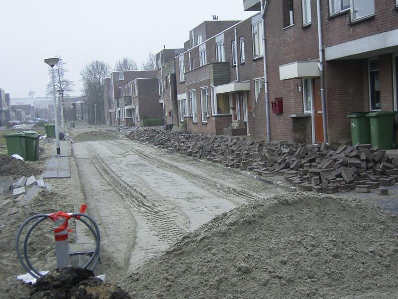 24-02-2005 het aanleggen van nieuwe bestrating en het in richten van het park aan de eckartstraat/maurickerf.