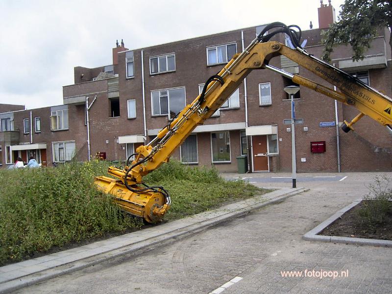 23-08-2005 het snoeien van het onkruid  aan het  park eckartstraat/amstenradenhoek/maurickerf.