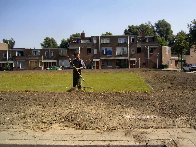 31-08-2005 het glad maken en onkruid vrij maken voor de nieuwe aanplant in het park eckartstraat/amstenradenhoek/maurickerf.