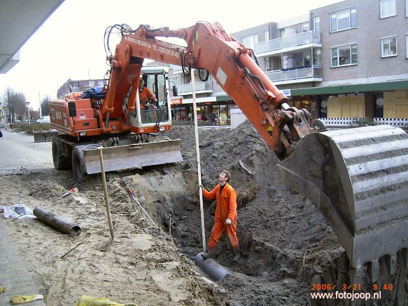21-03-2006 het vervangen van de riolerings buizen in winkelcentrum beverwaard.
