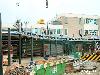 26-06-2006 dakplaten monteren op de staalconstructie voor de winkels bij liddle in het winkelcentrum beverwaard.