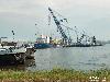 20-07-2006 het lossen van een boot van een zeeschip door een bok op de heiplaat rotterdam.