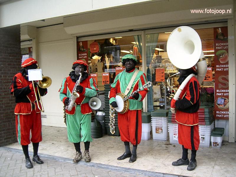 03-12-2005 zwarten pieten orkest in het winkelcentrum beverwaard.