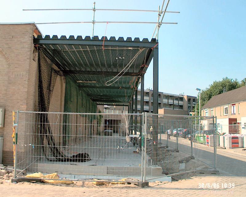 30-06-2006 dak platen geplaatst op stalen constructie keverborgstraat achterkant supermarkt hoogvliet beverwaard.