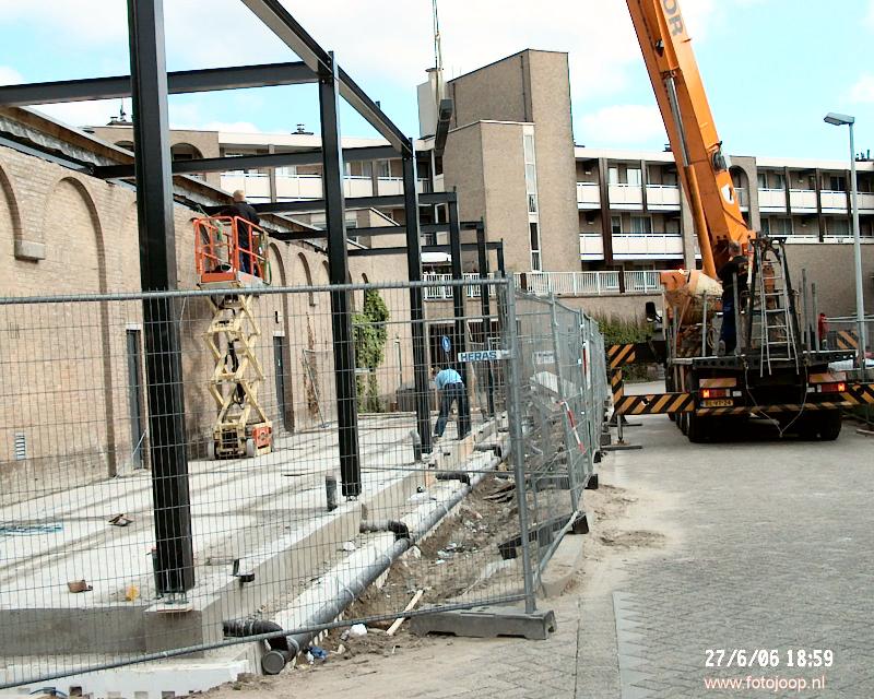 28-06-2006 staalconstructie geplaatst keverborstraat achterkant van supermarkt hoogvliet beverwaard.