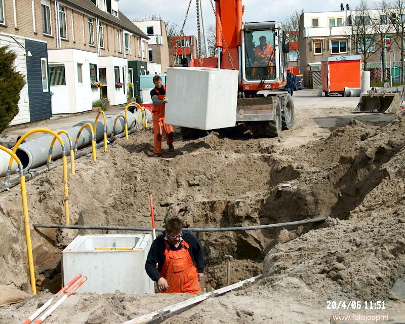 20-04-2006 grondwerkzaamheden en aan leggen van riolering kolken keverborgstraat beverwaard.