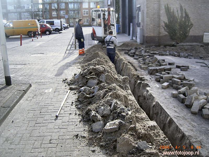 05-04-2006 grondwerkzaamheden aan o/a kabels aan keverborgstraat achter hoogvliet beverwaard.