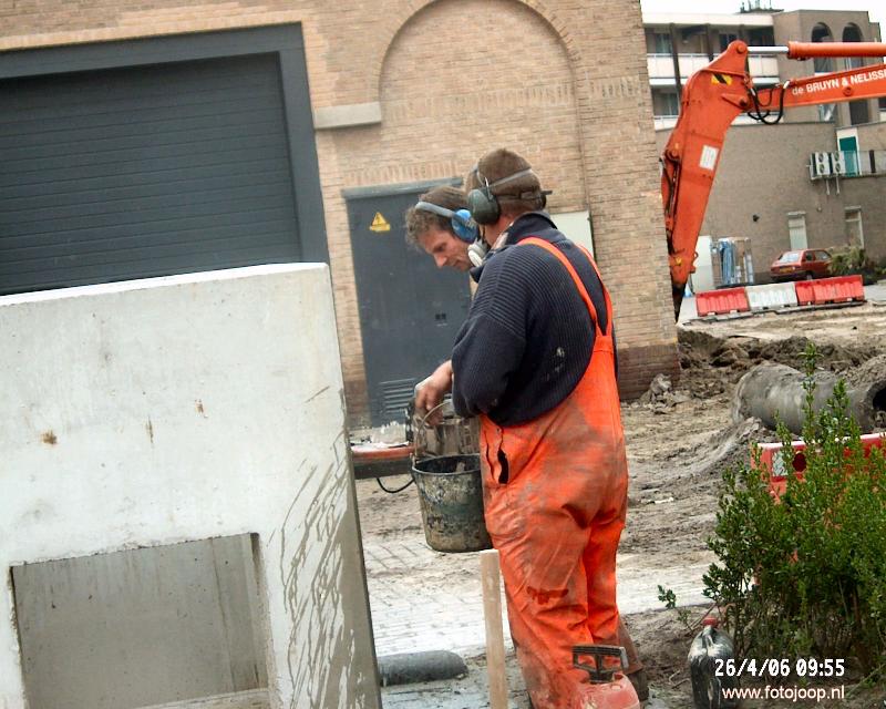 26-04-2006 rioolwerkzaamheden keverborgstraat achter supermarkt hoogvliet beverwaard.