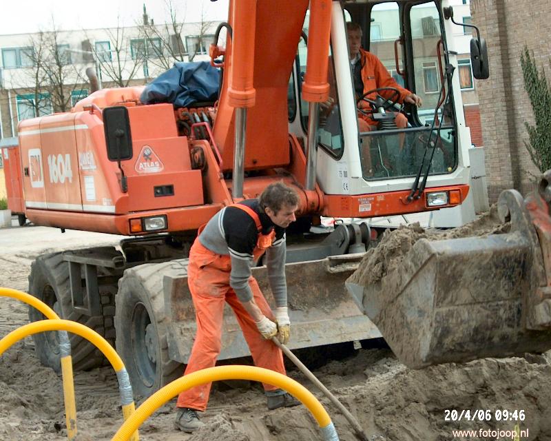 20-04-2006 grondwerkzaamheden en aan leggen van riolering kolken keverborgstraat beverwaard.