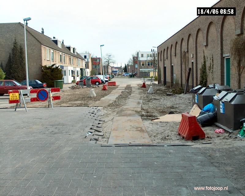 18-04-2006 straatstenen verwijderd voor uitbreiding hoogvliet supermarkt keverborgstraat beverwaard.