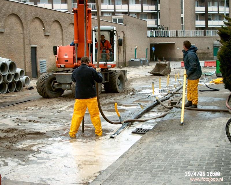 19-04-2006 grondwerkzaamheden ter uitbreiding van supermarkt hoogvliet aan de keverborgstraat.