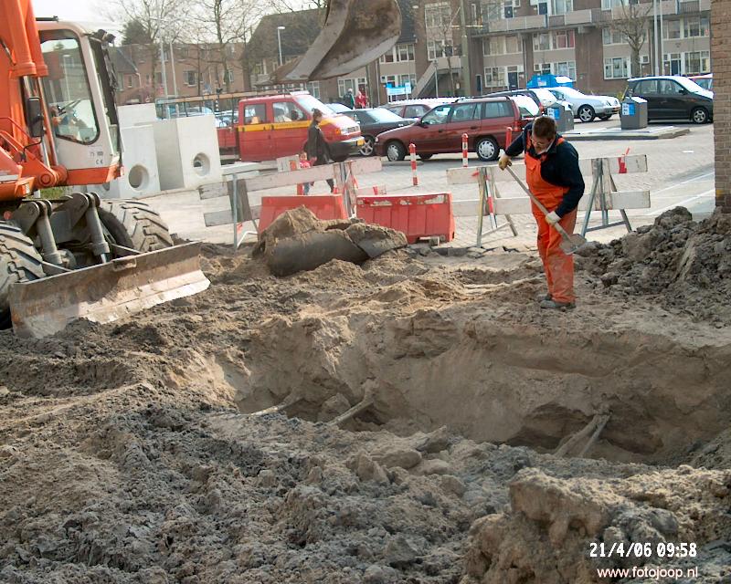 21-04-2006 grondwerkzaamheden keverborgstraat achter supermarkt hoogvliet in de beverwaard.