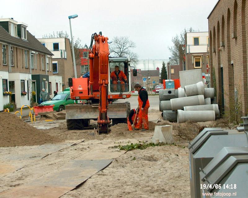 19-04-2006 grondwerkzaamheden ter uitbreiding supermarkt hoogvliet aan de keverborgstraat beverwaard.