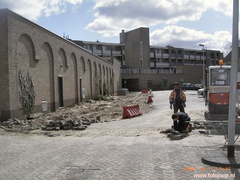 05-04-2006 straatwerkzaamheden ter voorbreiding van uitbreiding van supermarkt hoogvliet aan de keverborgstraat.