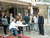 20-04-2006 het uitdelen van de plantjes in het kader van opzoomeren bij de focus beverwaard.