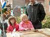 30-04-2006 koninginnenfeest o/a kinderspelen/ vrijmarkt/ en rad van fortuin met leuke prijzen aan onsteinpad in de beverwaard.