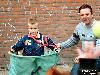 30-04-2006 koninginnenfeest o/a kinderspelen/ vrijmarkt/ en rad van fortuin met leuke prijzen aan onsteinpad in de beverwaard.