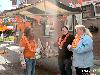 30-04-2006 koninginnenfeest o/a kinderspelen/ vrijmarkt/ en rad van fortuin met leuke prijzen aan onsteinpad in de beverwaard.