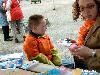 30-04-2006 koninginnenfeest o/a kinderspelen/ vrijmarkt/ en rad van fortuin met leuke prijzen aan onsteinpad in de beverwaard.