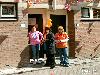 30-04-2006 koninginnenfeest o/a kinderspelen/ vrijmarkt/ en rad van fortuin met leuke prijzen aan onsteinpad in de beverwaard.