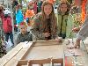 30-04-2006 koninginnenfeest o/a kinderspelen/ vrijmarkt/ en rad van fortuin met leuke prijzen aan onsteinpad in de beverwaard.