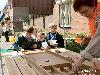 30-04-2006 koninginnenfeest o/a kinderspelen/ vrijmarkt/ en rad van fortuin met leuke prijzen aan onsteinpad in de beverwaard.