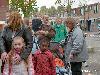 30-04-2006 koninginnenfeest o/a kinderspelen/ vrijmarkt/ en rad van fortuin met leuke prijzen aan onsteinpad in de beverwaard.