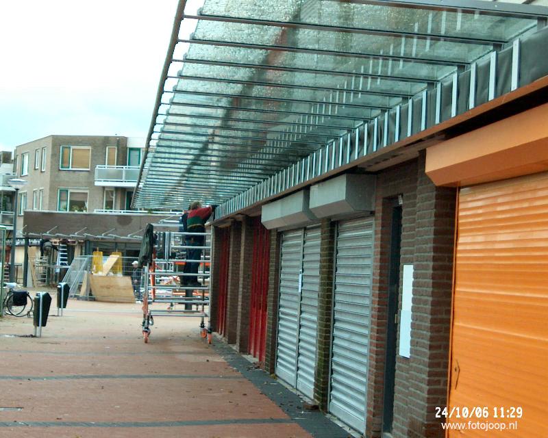 24-10-2006 werkzaamheden aan de luifels winkelcentrum beverwaard.