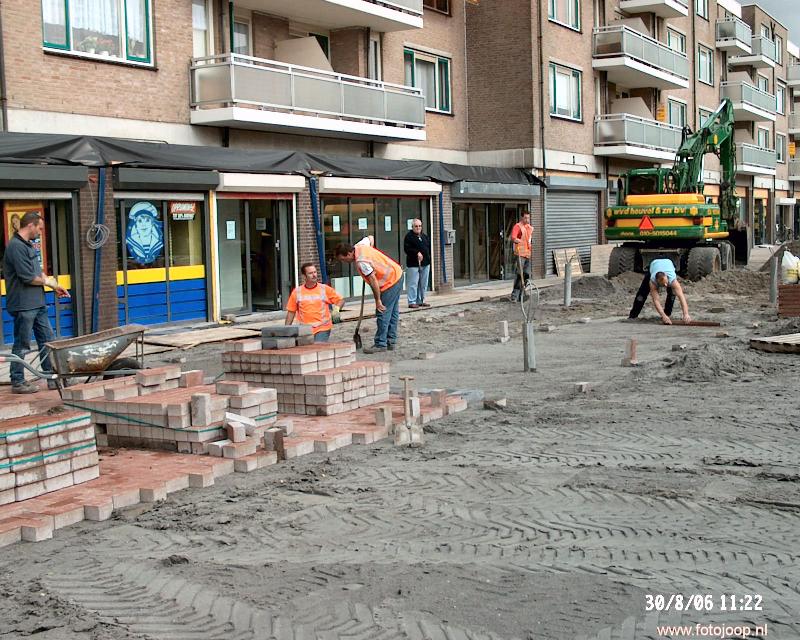 30-08-2006 stratenmakers zijn de nieuwe bestrating aan het leggen winkelcentrum beverwaard.