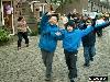 01-12-2006 bloembollen planten op diverse singels begin op de valkenburgsingel door schoolkinderen van de rk regenboog in de beverwaard.