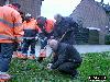 01-12-2006 bloembollen planten op diverse singels begin op de valkenburgsingel door schoolkinderen van de rk regenboog in de beverwaard.