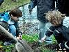 01-12-2006 bloembollen planten op diverse singels begin op de valkenburgsingel door schoolkinderen van de rk regenboog in de beverwaard.