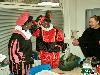 05-12-2006 sinterklaas en zwarte pieten bezoeken de rk regenboogschool grondvelderf beverwaard.