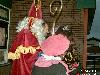 05-12-2006 sinterklaas en zwarte pieten bezoeken de rk regenboogschool grondvelderf beverwaard.