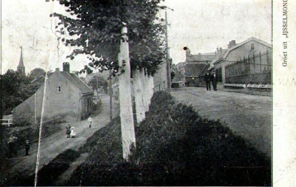 gezicht op dorpstraat en benedenrijweg oud ijsselmonde 1900
