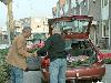 19-04-2007 opzoomeren het uitdelen van zomerplantjes aan de bewoners in de focus beverwaard