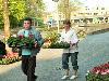 19-04-2007 opzoomeren het uitdelen van zomerplantjes aan de bewoners in de focus beverwaard