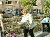 19-04-2007 opzoomeren het uitdelen van zomerplantjes aan de bewoners in de focus beverwaard