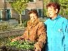 19-04-2007 opzoomeren het uitdelen van zomerplantjes aan de bewoners in de focus beverwaard