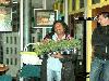 19-04-2007 opzoomeren het uitdelen van zomerplantjes aan de bewoners in de focus beverwaard