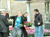 19-04-2007 opzoomeren het uitdelen van zomerplantjes aan de bewoners in de focus beverwaard