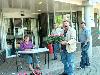 19-04-2007 opzoomeren het uitdelen van zomerplantjes aan de bewoners in de focus beverwaard
