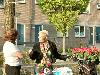 19-04-2007 opzoomeren het uitdelen van zomerplantjes aan de bewoners in de focus beverwaard