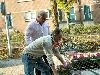 19-04-2007 opzoomeren het uitdelen van zomerplantjes aan de bewoners in de focus beverwaard