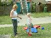 25-04-2007 schoonmaak actie en plantjes potten kinderen het plein aan het schoonmaken spelletjes op het plein achter slangenburgstraat/waardenburgdam beverwaard.