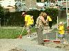 25-04-2007 schoonmaak actie en plantjes potten kinderen het plein aan het schoonmaken spelletjes op het plein achter slangenburgstraat/waardenburgdam beverwaard.