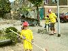 25-04-2007 schoonmaak actie en plantjes potten kinderen het plein aan het schoonmaken spelletjes op het plein achter slangenburgstraat/waardenburgdam beverwaard.