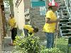 25-04-2007 schoonmaak actie en plantjes potten kinderen het plein aan het schoonmaken spelletjes op het plein achter slangenburgstraat/waardenburgdam beverwaard.