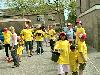 25-04-2007 schoonmaak actie en plantjes potten kinderen het plein aan het schoonmaken spelletjes op het plein achter slangenburgstraat/waardenburgdam beverwaard.